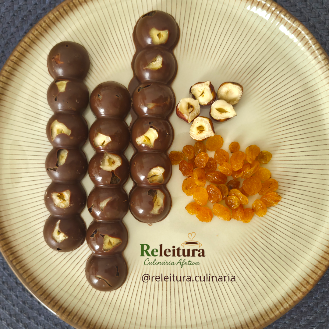 Foto ilustrativa - Chocolate Meio Amargo com Avelã com Uva Passa Branca