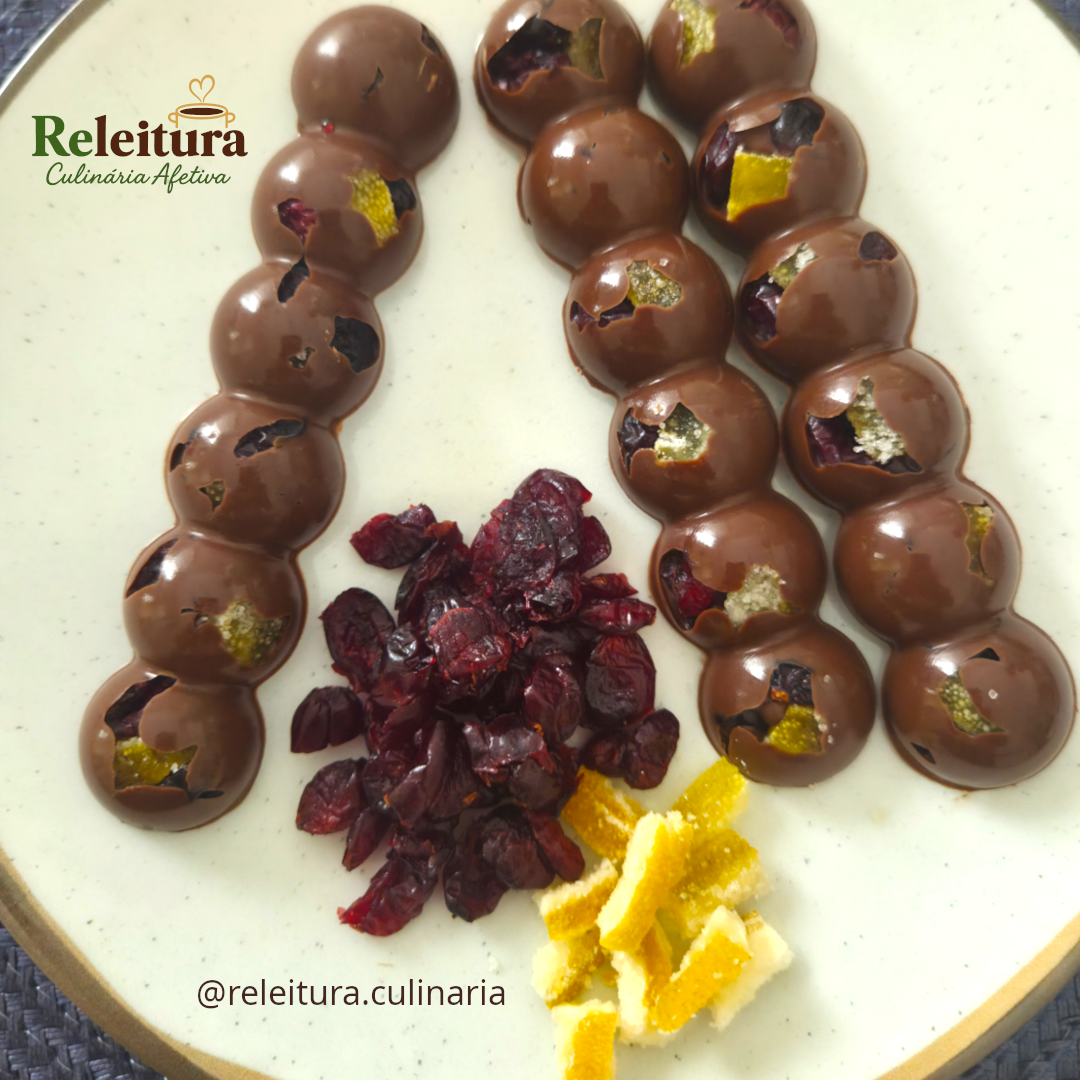 Foto ilustrativa - Chocolate Meio Amargo com Laranja Cristalizada e Cranberry